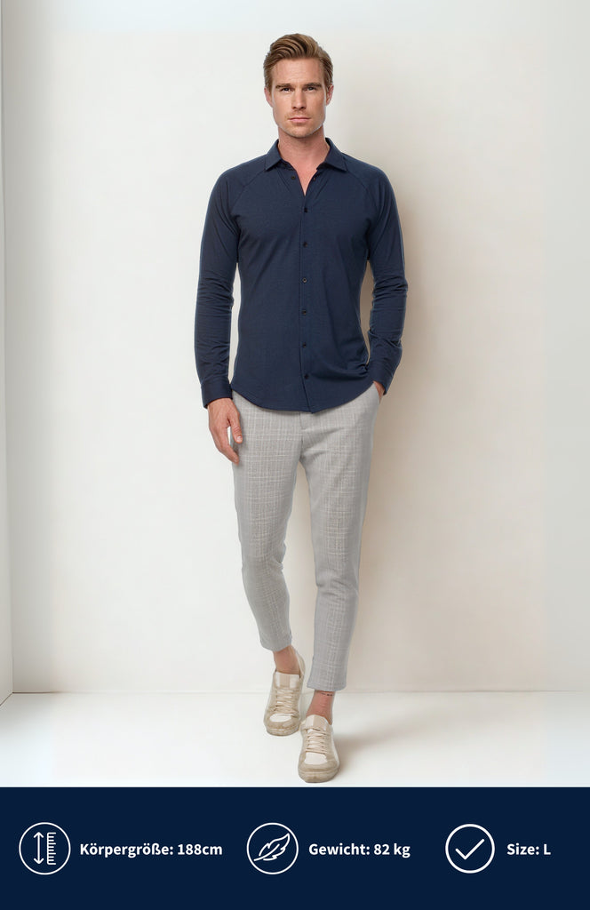 Model mit schlanke Figut trägt ein Slim Fit Jersey Hemd von ELDO COLLECTION.