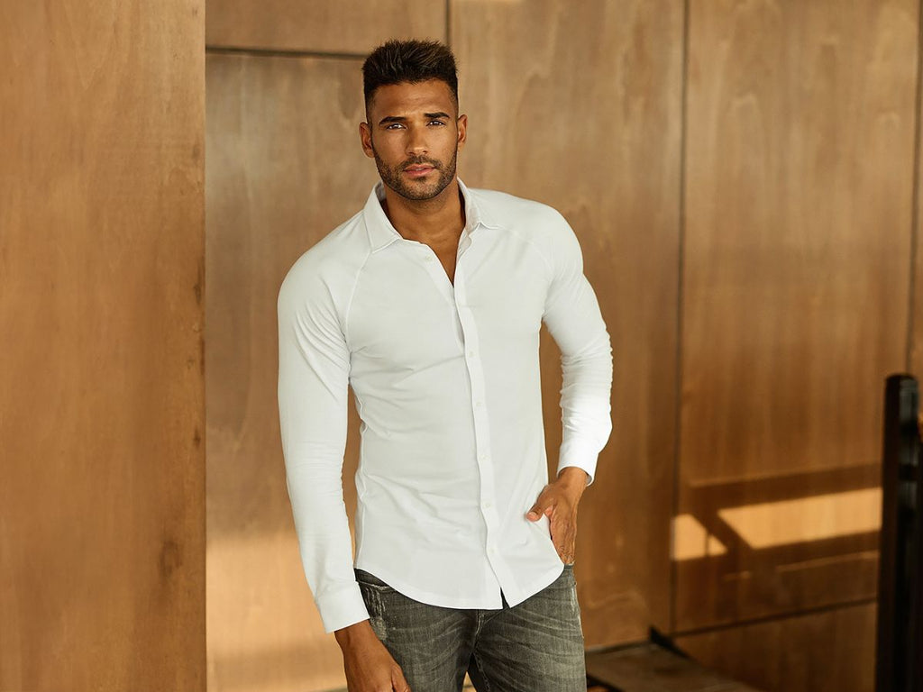 Model trägt weißes Slim Fit Jersey Hemd in Muscle Fit Optik