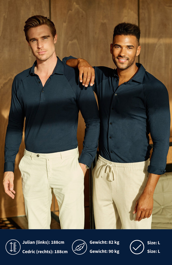 Zwei Models stehen nebeneinander und tragen ein Slim Fit Polohemd und ein Slim Fit Jersey Hemd in dunkelblau.