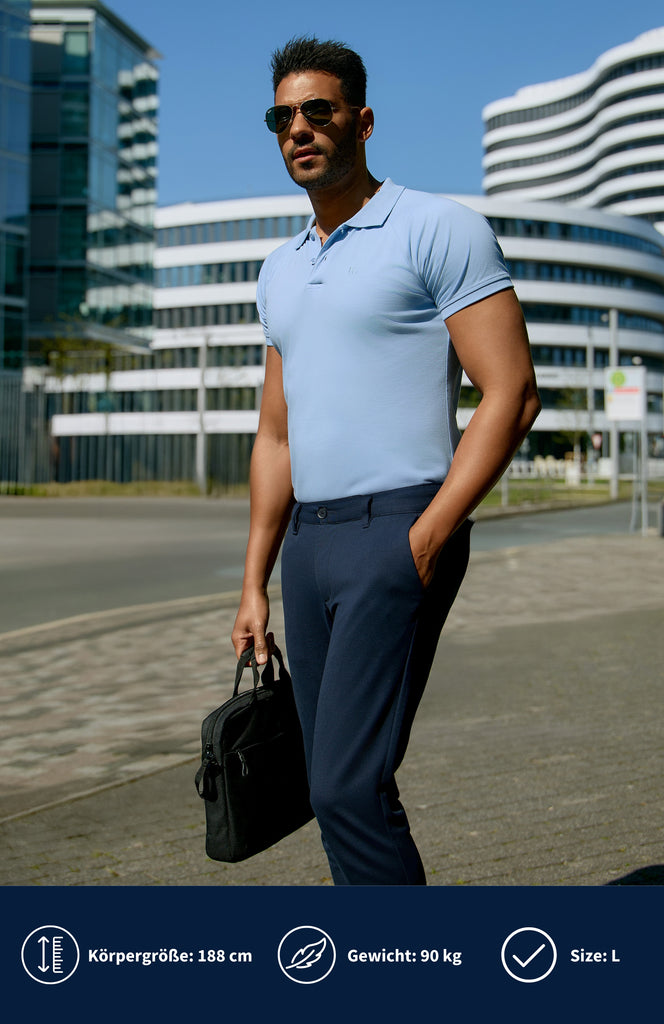 Model trägt ein hellblaues Slim Fit Poloshirt mit Sonnenbrille und läuft auf einer Straße mit Aktentasche.