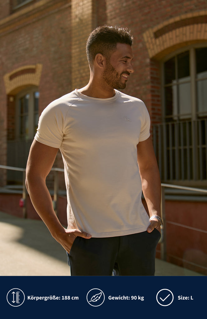 Model trägt ein beiges Athletic Slim Fit T-Shirt.