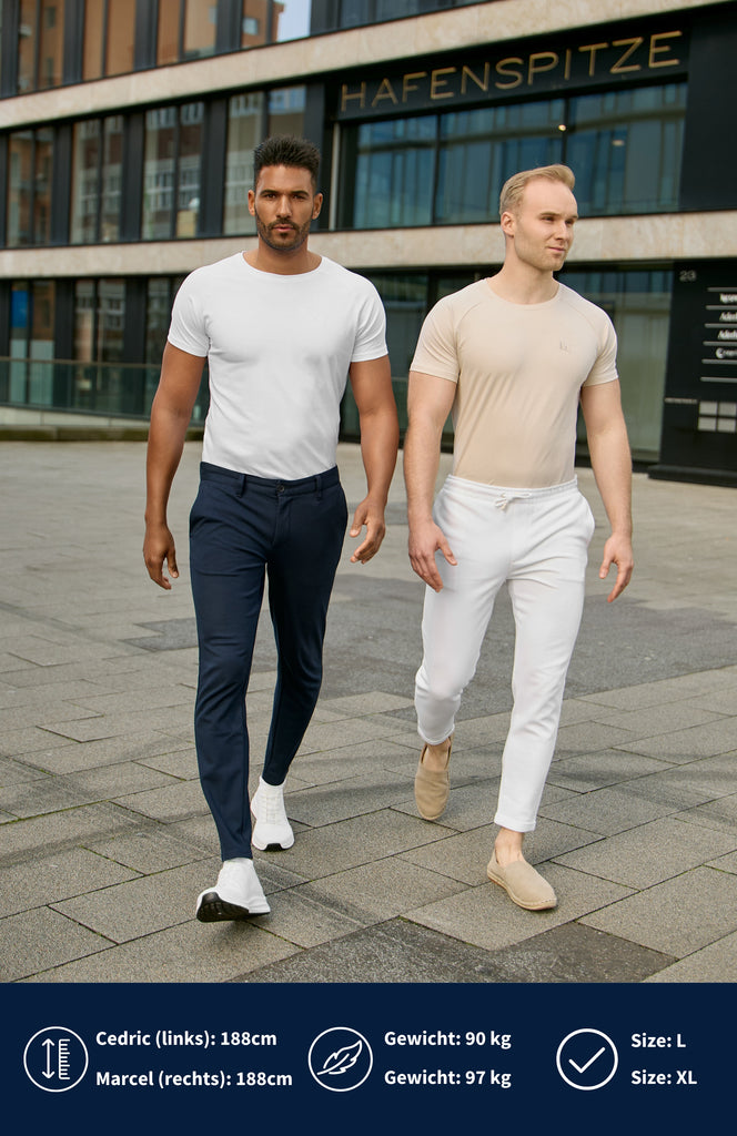 Zwei Model laufen durch die Stadt und tragen ein weißes und ein beiges Slim Fit T-Shirt.