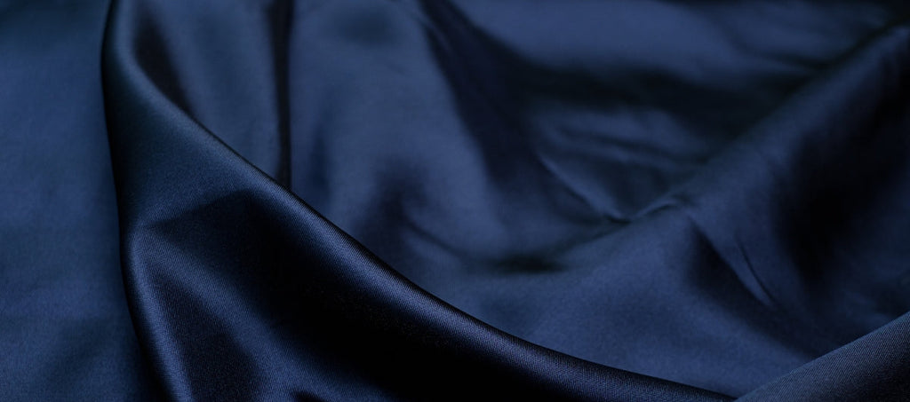 Nahaufnahme von Supima-Baumwolle in Navy Blue.